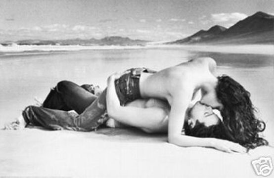 (image for) Passionate beach kissing